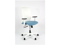 Een Linea Tekna White 01 bureaustoel l.blauw wit met 3D armleggers koop je bij Meubels and More