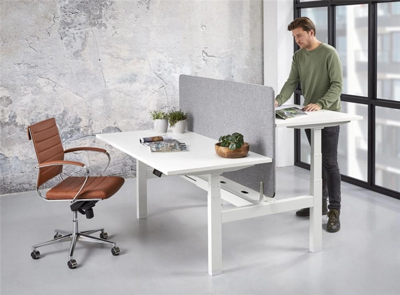 Een Zit/sta-duo bureau elektrisch verstelbaar Professional bladen 120-180cm koop je bij Meubels and More