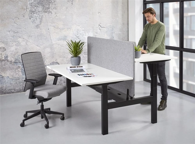 Een Zit/sta-duo bureau elektrisch verstelbaar Professional bladen 120-180cm koop je bij Meubels and More