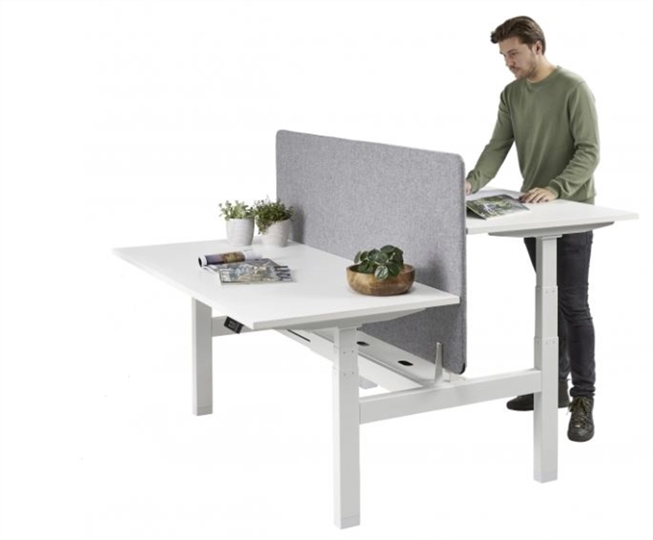 Een Zit/sta-duo bureau elektrisch verstelbaar Professional bladen 120-180cm koop je bij Meubels and More