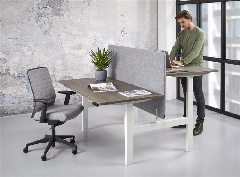 Een Zit/sta-duo bureau elektrisch verstelbaar Basic bladen 120-180cm koop je bij Meubels and More