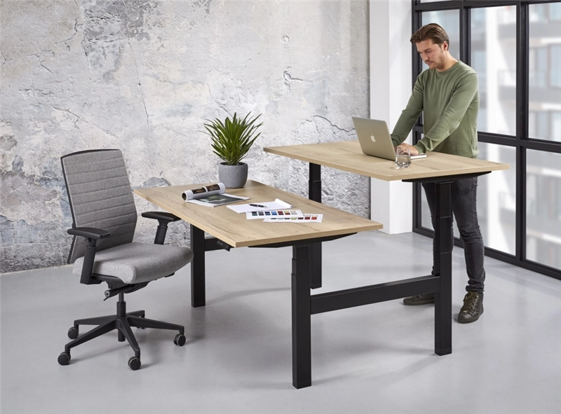 Een Zit/sta-duo bureau elektrisch verstelbaar Basic bladen 120-180cm koop je bij Meubels and More